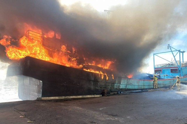 2 kapal terbakar saat sedang bersandar di Penjaringan, Jakarta Utara, Rabu (20/3/2024). Foto: Dinas Gulkarmat Jakut