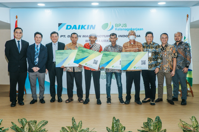 PT Daikin Manufacturing Indonesia memberikan jaminan sosial ketenagakerjaan kepada kelompok pada Program Perlindungan Pekerja Rentan. Foto: Dok. Istimewa