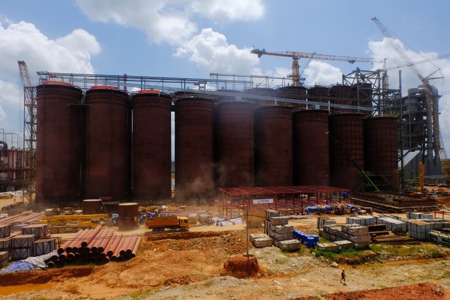 Suasana proyek pembangunan Smelter Grade Alumina Refinery (SGAR) Phase 1 di Kabupaten Mempawah, Kalimantan Barat, Rabu (20/3/2024). Foto: ANTARA FOTO/Jessica Wuysang