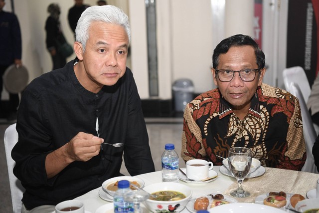 Capres dan cawapres nomor urut 3, Ganjar Pranowo (kiri) dan Mahfud MD (kanan) berbuka puasa bersama relawan di Posko Pemenangan Teuku Umar, Jakarta, Rabu (20/3/2024). Foto: ANTARA FOTO/M Risyal Hidayat