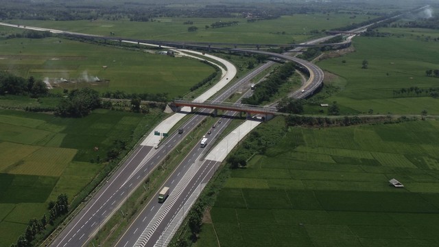 Foto udara pertemuan ruas Tol Cileunyi-Sumedang-Dawuan (Cisumdawu) dan Tol Cikopo-Palimanan (Cipali) di KM 153, Rabu (20/3/2024).  Foto: Dicky Adam Sidiq/kumparan