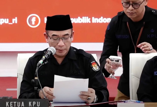 Ketua KPU Hasyim Asy'ari saat membacakan SK Hasil Pemilu 2024, Rabu malam (20/3). Dok: YouTube KPU RI