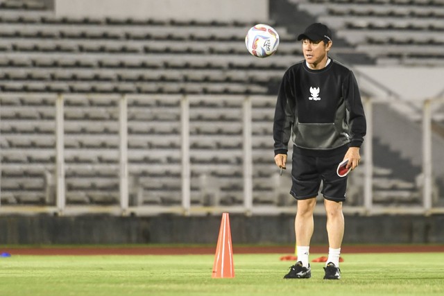 Pelatih Timnas Indonesia Shin Tae-yong memimpin latihan di Stadion Madya Gelora Bung Karno, Senayan, Jakarta, Rabu (20/3/2024). Foto: ANTARA FOTO/Hafidz Mubarak A