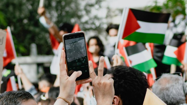 Demonstasi Palestina. Foto oleh Latrach Med Jamil di Unsplash.