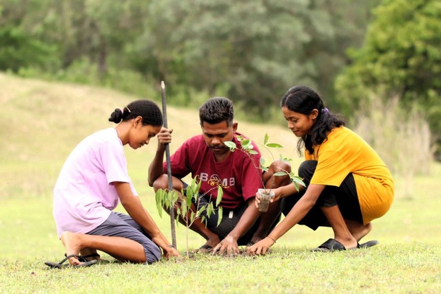 Kaum Muda Turut Serta dalam Konservasi Mata Air dengan Memanfaatkan Solusi Berbasis Alam (Nature-Based Solution/NBS) (Foto: Agus Haru/Yayasan Plan International Indonesia)