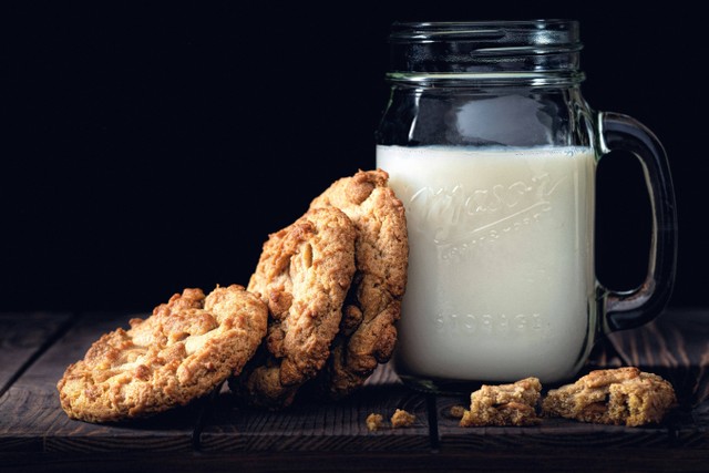 Ilustrasi minum susu saat sahur, Foto: Unsplash/Brian Suman