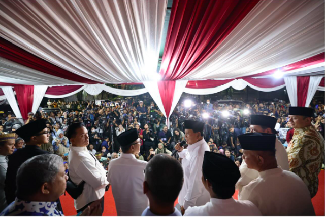 Prabowo bersama pendukungnya di rumahnya di Kertanegara, Jaksel, setelah KPU mengumumkan kemenangan Pilpres 2024, Rabu (20/3/2024). Foto: DOk.Prabowo