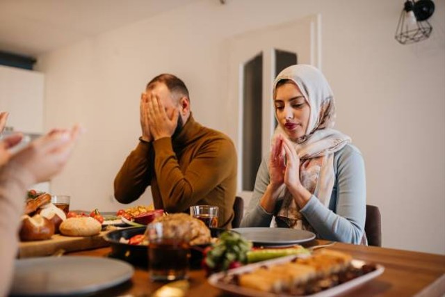 Ilustrasi Hukum Menyegerakan Berbuka Puasa, Foto: Unsplash/Nikola Stojadinovic.