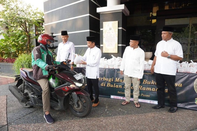 Kemenkumham Jateng Bagi Takjil Gratis Pada Masyarakat, Berbagi Berkah ...