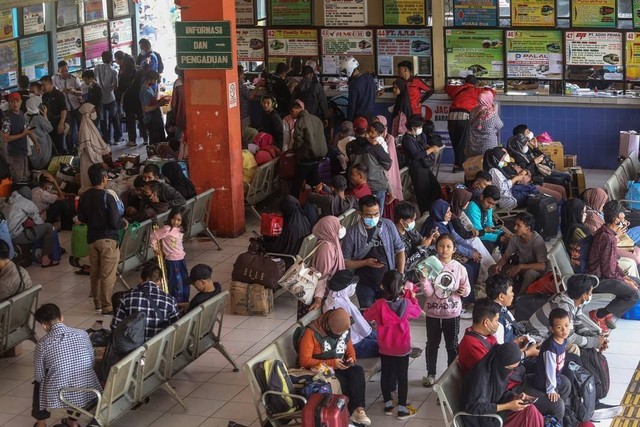 Sejumlah warga menunggu keberangkatan bus untuk mudik di Terminal Kampung Rambutan, Jakarta, Rabu (27/4/2022). Foto: Asprilla Dwi Adha/ANTARA FOTO