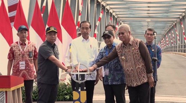 Jokowi resmikan Duplikasi Jembatan Kapuas I Pontianak. Foto: Rere Hutapea/Hi!Pontianak