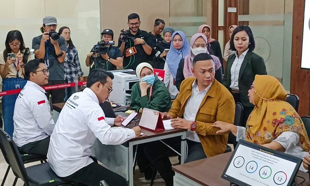 Aktivitas Tim Hukum AMIN saat menyampaikan laporan gugatan PHPU ke Mahkamah Konstitusi (MK), Kamis (21/3). Foto: Fadhil Pramudya/kumparan