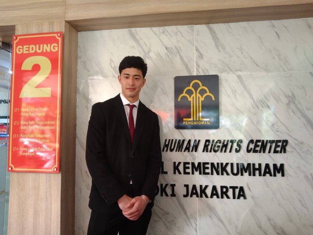 Cyrus Margono usai mengucapkan sebagai Sumpah WNI (Warga Negara Indonesia) di Kanwil Kemenkumham DKI Jakarta pada 21 Maret 2024. Foto: kumparan/Azrumi El Ghazali