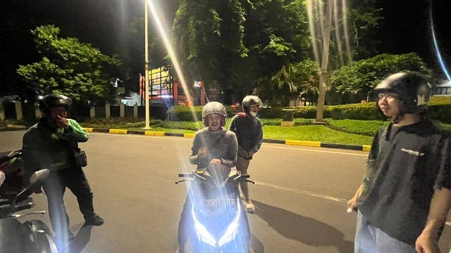 Rombongan gojek yang membantu mengejar jambret handphone Haya Syahira keliling Menteng, Rabu (20/3) malam. Foto: Haya Syahira/kumparan