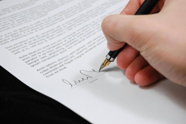 Ilustrasi: Surat Perjanjian. Sumber: Photo by Pixabay from Pexels: https://www.pexels.com/photo/person-signing-in-documentation-paper-48148/