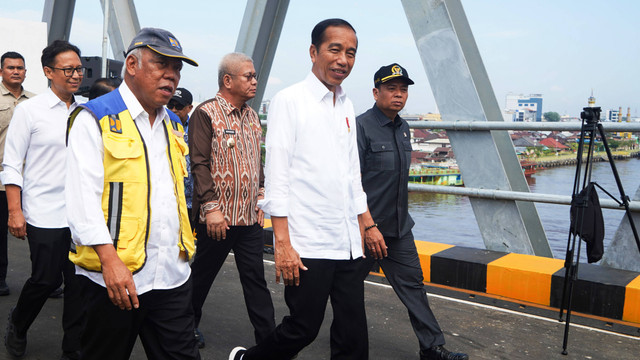 Presiden Joko Widodo didampingi Menteri PUPR Basuki Hadimuljono, Menteri Kesehatan Budi Gunadi Sadikin dan Ketua Komisi V DPR Lasarus memeriksa jembatan di lokasi peresmian duplikasi Jembatan Kapuas di Pontianak, Kamis (21/03) Foto: Jessica Helena Wuysang/ANTARA FOTO