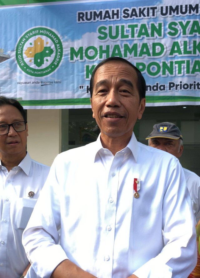 Presiden Joko Widodo berikan ucapan selamat atas kemenangan pasangan Prabowo-Gibran di Pilpres 2024 usai resmikan Duplikasi Jembatan Kapuas I. Foto: Rere Hutapea/Hi!Pontianak