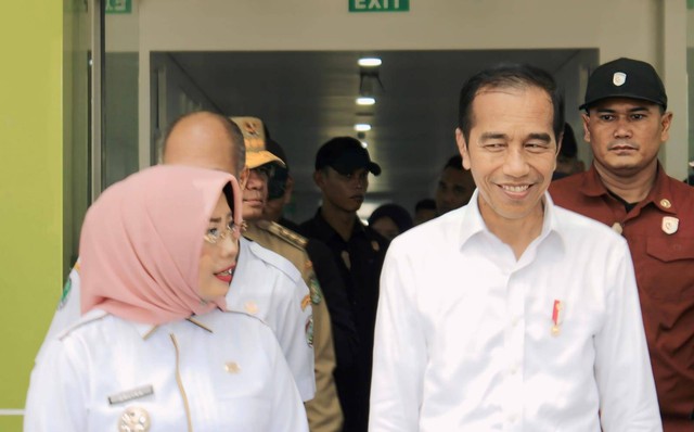 Jokowi bersama Bupati Mempawah, Erlina saat mengunjungi RSUD dr Roebini. Foto: Dok. Humas Pemkab Mempawah