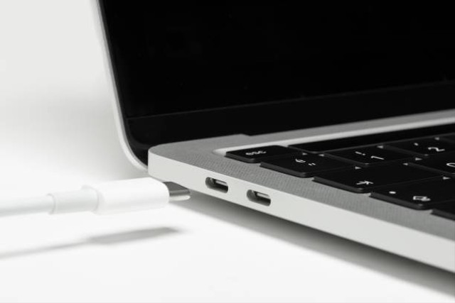 Ilustrasi laptop dnegan fitur Thunderbolt 3. Foto: iStock