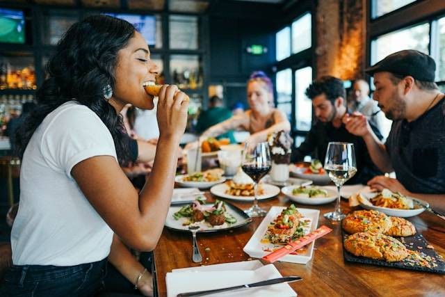 Resto Bukber Jakarta Selatan. Foto hanya ilustrasi, bukan tempat sebenarnya. Sumber:Unsplash/Alex Haney