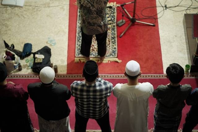 Ilustrasi tarawih secara bahasa artinya adalah istirahat. Foto: Unsplash/Masjid Pogung Raya