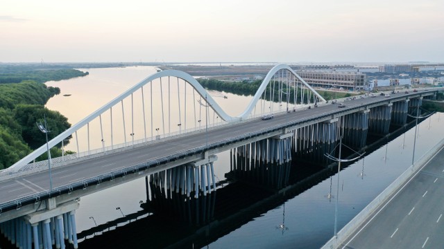 Foto udara jembatan di kawasan Pantai Indah Kapuk, Jakarta, Kamis (21/3/2024). Foto: Stannia stanny/Shutterstock. 