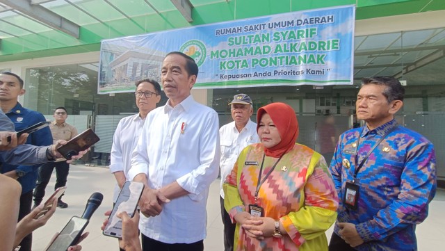 Presiden Jokowi saat berkunjung ke RSUD  Sultan Syarif Mohamad Alkadrie, Pontianak. Foto: Rere Hutapea/Hi!Pontianak