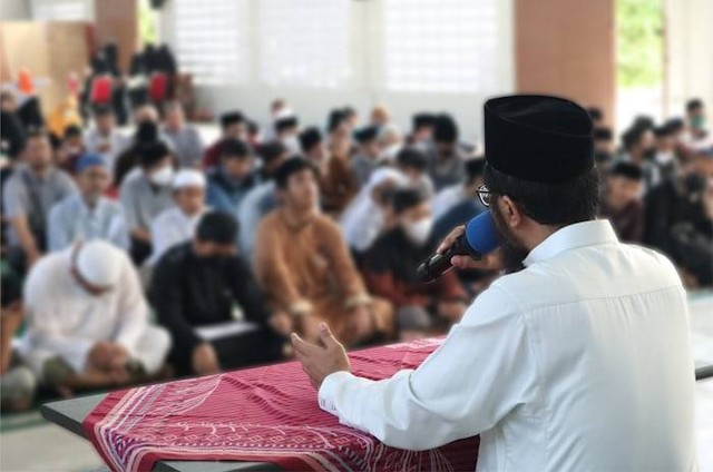 Ceramah untuk Mengisi Buku Ramadan. Sumber: unsplash.com/ Raka Dwi Wicaksana