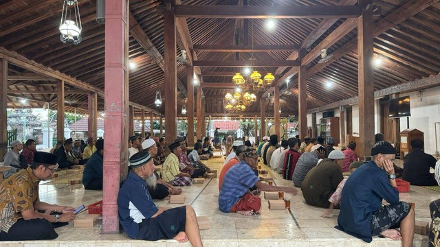 Jemaah di Masjid Gedhe Mataram Kotagede sedang menunggu waktu berbuka puasa. Foto: Arif UT/Pandangan Jogja