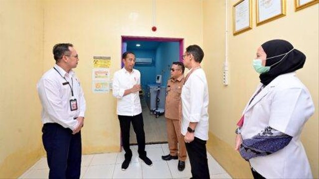 Presiden Joko Widodo mengunjungi Rumah Sakit Umum Daerah (RSUD) Sekadau, Kabupaten Sekadau, Provinsi Kalimantan Barat (Kalbar), pada Kamis, 21 Maret 2024. Foto: BPMI Setpres/Muchlis Jr