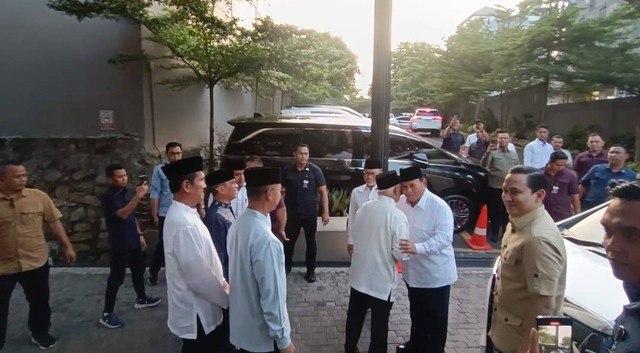 Momen capres nomor urut 02, Prabowo Subianto berpelukan dengan Ketua Majelis Penasihat PAN, Hatta Rajasa di Kantor DPP PAN, Jakarta Selatan, Kamis (21/3).  Foto: Zamachsyari/kumparan