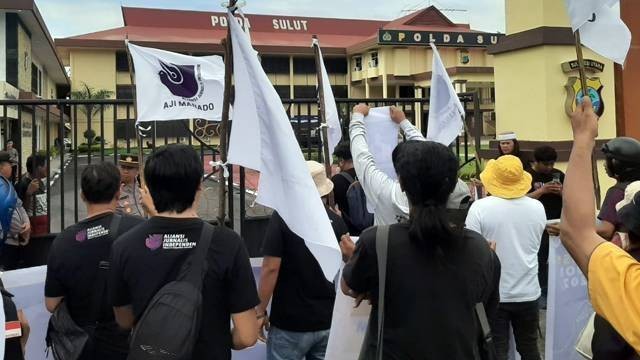 Aksi Aliansi Jurnalis Independen (AJI) Manado di depan markas Polda Sulawesi Utara (Sulut) saat momen peringatan World Press Freedom Day tahun 2023 lalu, yang menuntut agar kasus tabrak lari jurnalis Riyo Noor segera diungkap. (foto: dokumen)