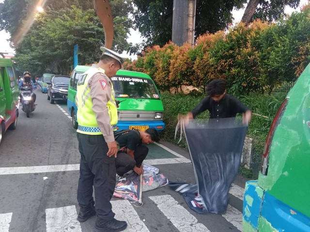 Polisi mengamankan pengendara motor yang mengarak bendera di Bogor.  Foto: Dok. Polresta Bogor Kota