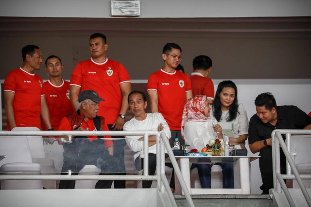 Presiden Jokowi saat menonton laga Indonesia vs Vietnam di GBK, Kamis (21/3/2024). Foto: Jamal Ramadhan/kumparan