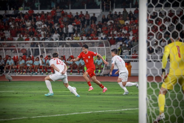 Rafael Struick mengiring bola saat laga Kualifikasi Piala Dunia Timnas Indonesia vs Vietnam di GBK, Jakarta, Kamis (21/3/2024). Foto: Jamal Ramadhan/kumparan