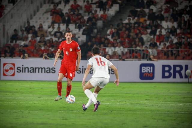 Jay Idzes mengiring bola saat laga Kualifikasi Piala Dunia Timnas Indonesia vs Vietnam di GBK, Jakarta, Kamis (21/3/2024). Foto: Jamal Ramadhan/kumparan