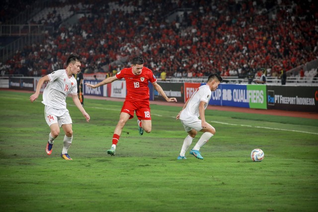 Justin Hubner berusaha merebut bola dalam laga matchday ketiga Kualifikasi Piala Dunia 2026 di Stadion Utama Gelora Bung Karno (GBK), Jakarta, pada Kamis (21/3/2024). Foto: Jamal Ramadhan/kumparan