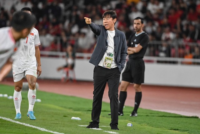 Pelatih Timnas Indonesia Shin Tae-yong memberikan arahan kepada pemain saat melawan tim Vietnam pada pertandingan lanjutan Grup F Kualifikasi Piala Dunia 2026 zona Asia di Stadion Utama Gelora Bung Karno, Jakarta, Kamis (21/3/2024). Foto: Hafidz Mubarak A/ANTARA FOTO