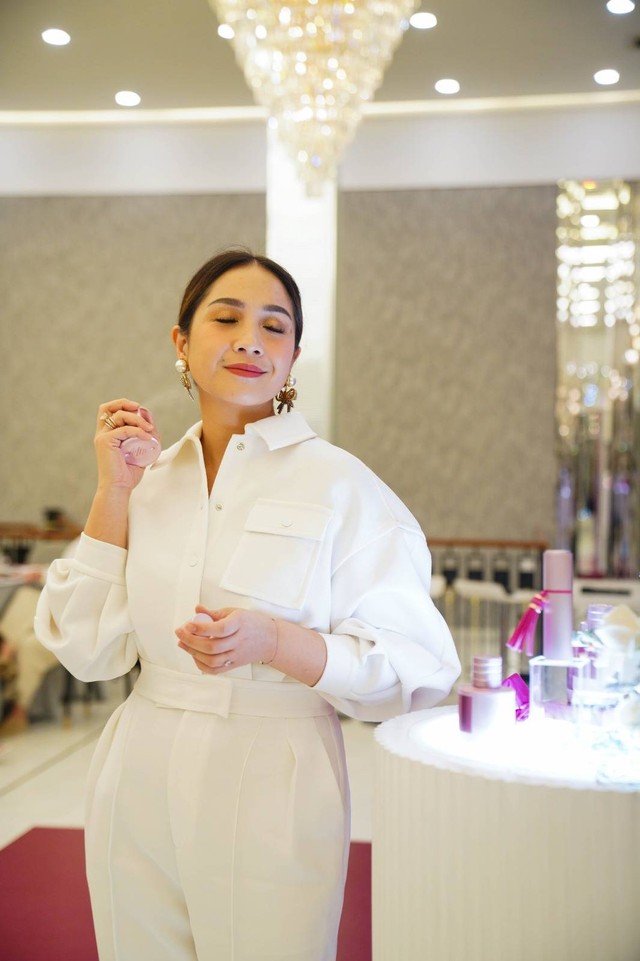 Nagita Slavina di peluncuran parfum Buttonscarves Beauty x Nagita Slavina. Foto: Buttonscarves Beauty.