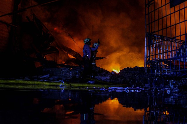 Upaya memadamkan api dari pemadam kebakaran di Jalan Kedaung Kali Angke, Cengkareng, Jakarta Barat, Kamis (21/3/2024). Foto: Fathul Habib Soleh/antara