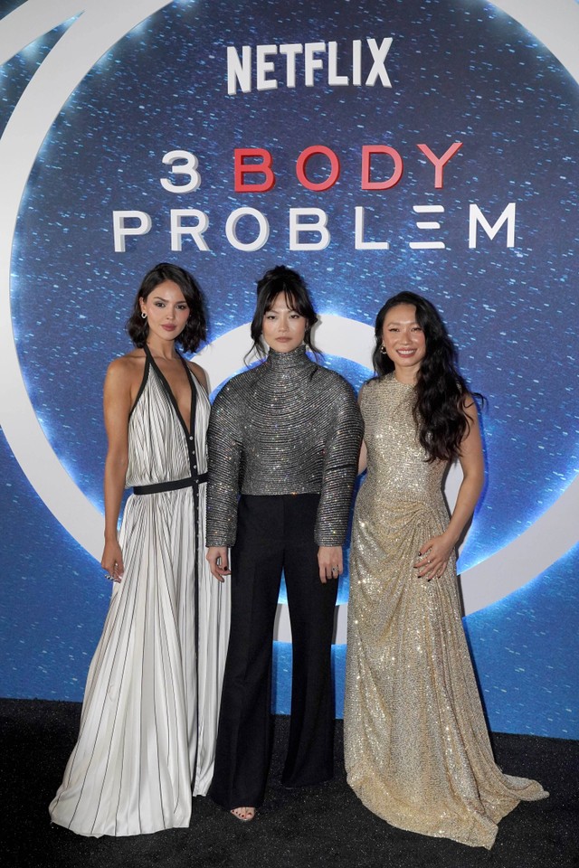 Eiza Gonzalez, Zine Tseng, dan Jess Hon menghadiri pemutaran khusus 3 Body Problem Netflix di Frameless, London. Foto: PA/via REUTERS