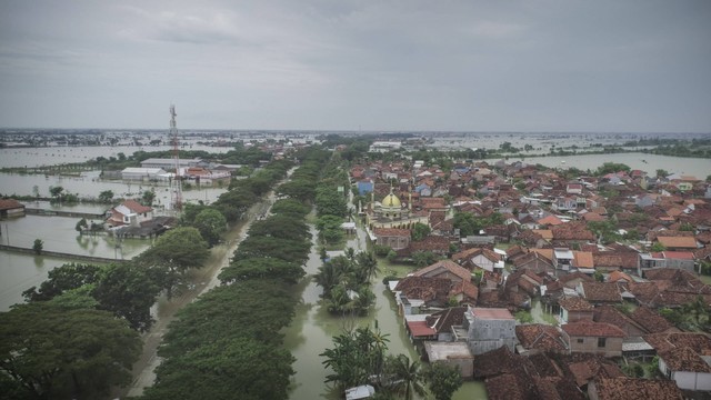 Foto udara banjir yang merendam permukiman warga di Karanganyar, Demak, Jawa Tengah, Kamis (21/3/2024).  Foto: Dicky Adam Sidiq/kumparan