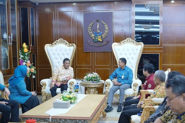 Direktur Utama BPJS Ketenagakerjaan Anggoro Eko Cahyo mempererat silaturahmi dengan Gubernur Sulawesi Selatan Bahtiar Baharuddin. Foto: BPJS Ketenagakerjaan