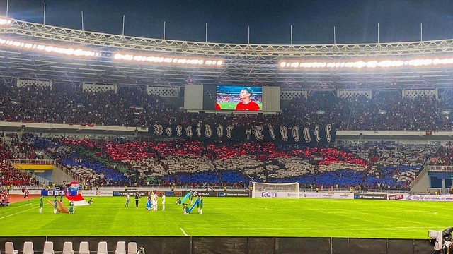 Koreo kelompok suporter La Grande Indonesia (LGI) saat Timnas Indonesia lawan Vietnam dalam laga matchday ketiga Kualifikasi Piala Dunia 2026 di Stadion Utama Gelora Bung Karno (GBK), Jakarta, pada Kamis (21/3/2024). Foto: Instagram @lagrandeindonesia12