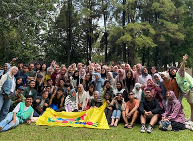 Komunitas Sobat Healing sedang piknik di taman. Foto: Sobat Healing