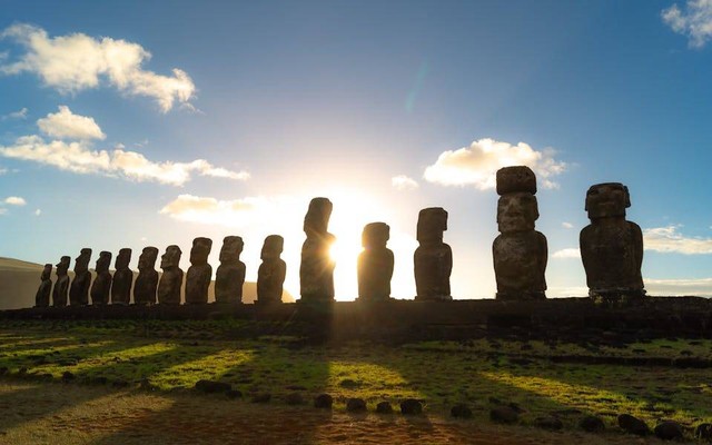 Ilustrasi seni pahat moai pulau paskah. Sumber: Andrea Vera Sasso/pexels.com