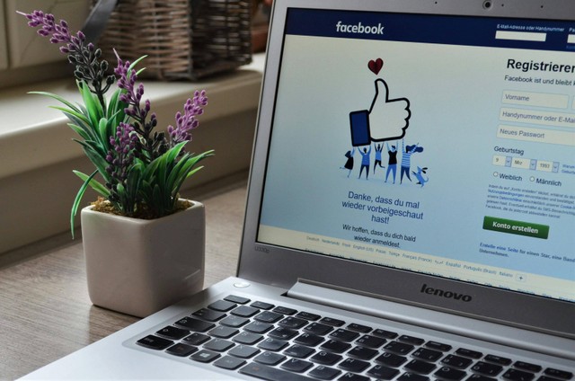 Cara mengganti tema Facebook bisa dilakukan melalui fitur Dark Mode. Foto: Pexels.com