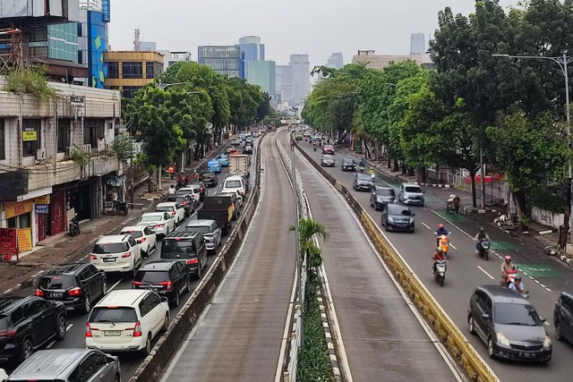 Situasi lalu lintas di Jalan Raya Mampang, Jakarta Selatan, Jumat (22/3/2024). Foto: Jamal Ramadhan/kumparan