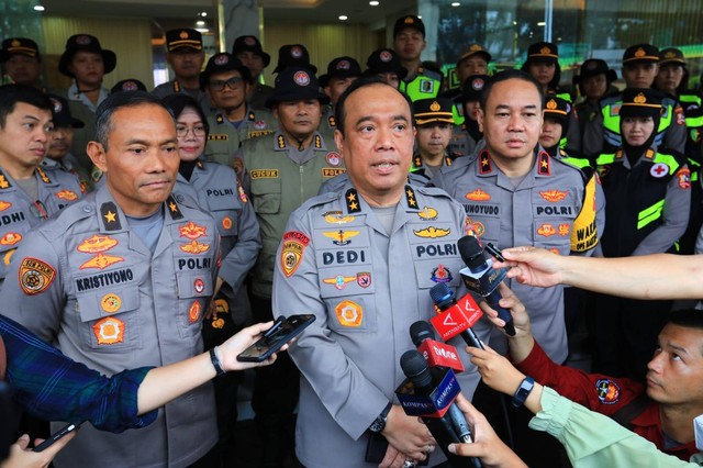 AsSDM Kapolri Irjen Pol Dedi Prasetyo memberangkatkan tim bantuan kemanusiaan ke Demak. Foto: Polri