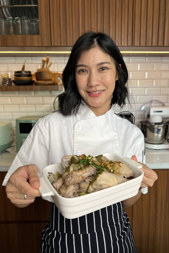 Resep ayam kukus jahe ala celebrity chef Olivia Tommy untuk ide menu sahur, Jakarta, Jumat (22/3/2024). Foto: Dok. Istimewa